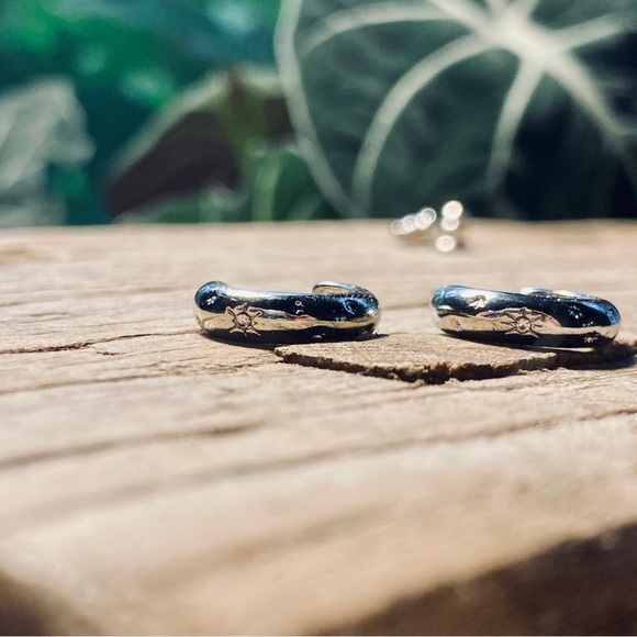 NWOT Silver Open Hoop Earrings - Picture 5 of 6